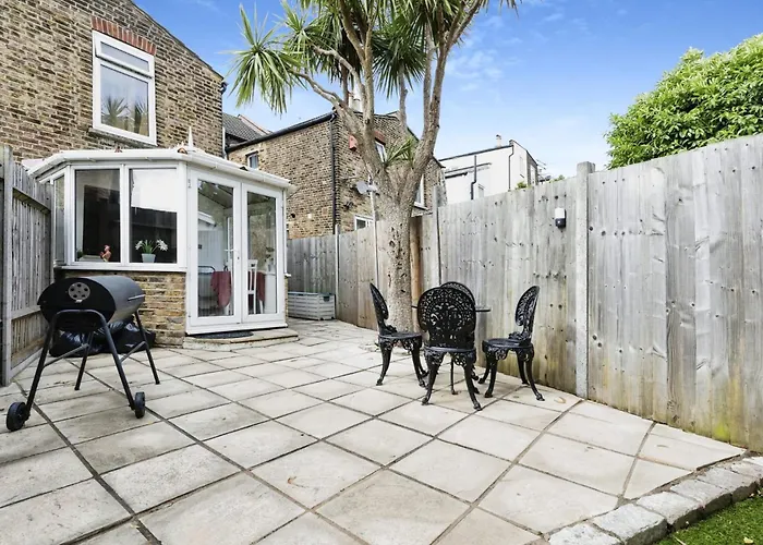 Your Chic 3Br Home Comfort And Style In London